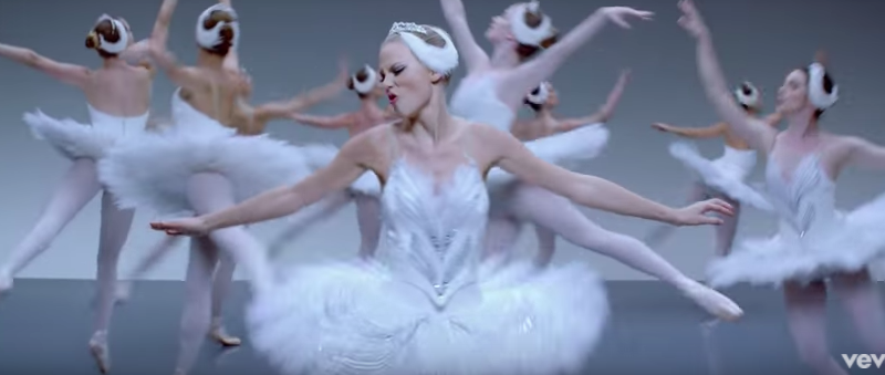 Taylor Swift, tiếng hát 2 tỉ views