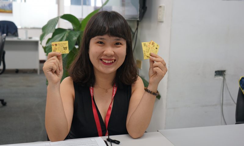 Nhân viên Tân Hiệp Phát mua “vé số” gây quỹ “Chia sẻ yêu thương”