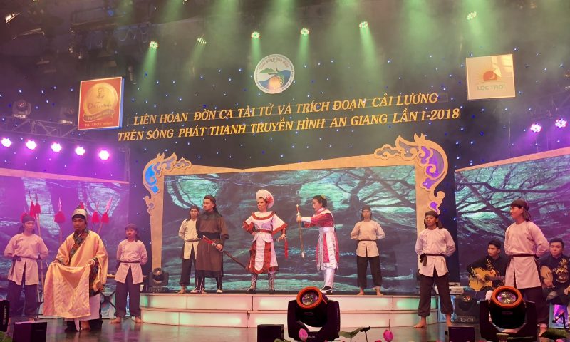 Đội đờn ca tài tử huyện Chợ Mới đoạt giải Đờn Kìm Vàng do Trà thanh nhiệt Dr Thanh tài trợ