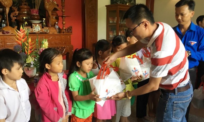 Tân Hiệp Phát trao học bổng cho học sinh có hoàn cảnh khó khăn ở Tiền Giang