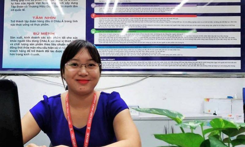 Cô nhân viên kế hoạch làm chủ trong công việc