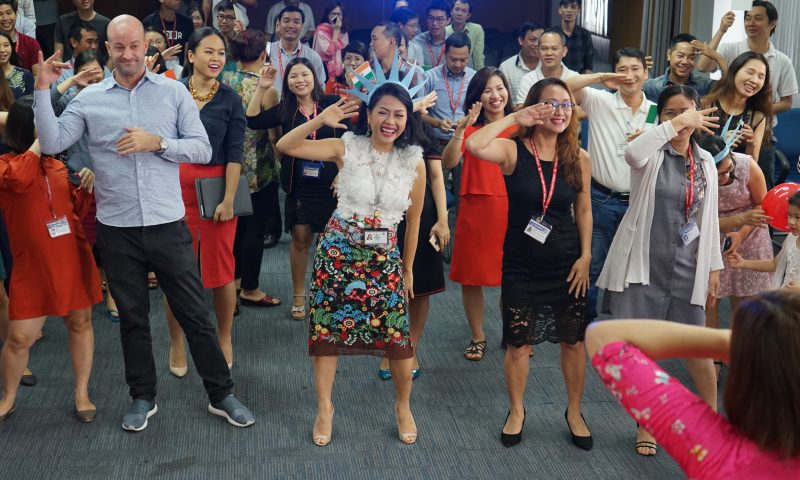 Hãy thay mỗi lời chúc bằng một hành động