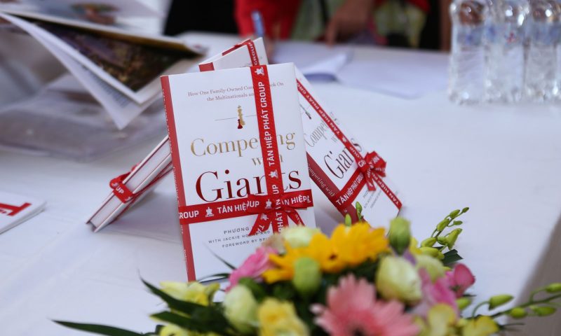 American Book Fest vinh danh sách ’Competing with Giants’ của Trần Uyên Phương