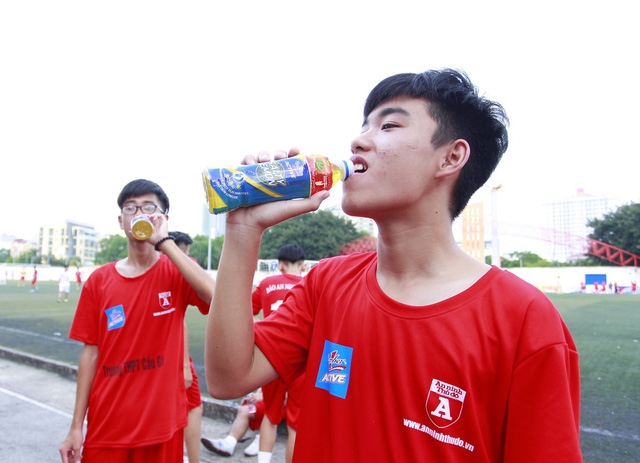 Number 1 Active giúp bổ sung muối khoáng và tránh mất nước cho cầu thủ bóng đá