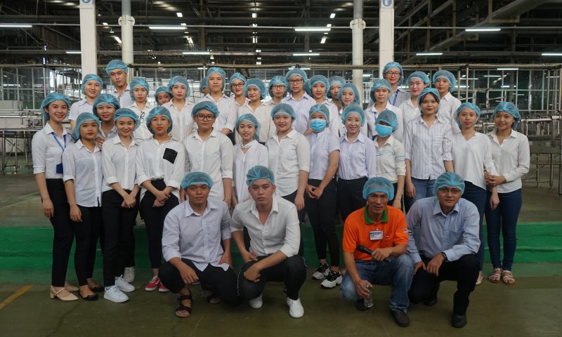150 sinh viên Đại học Thủ Dầu Một được khám phá dây chuyền Aseptic của Tân Hiệp Phát