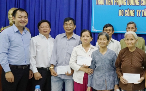 Tân Hiệp Phát tặng quà Tết cho các gia đình chính sách tại Bình Dương