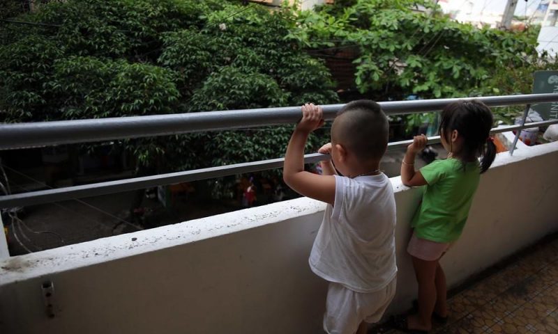 An toàn cho trẻ em sống trong những tòa nhà cao tầng