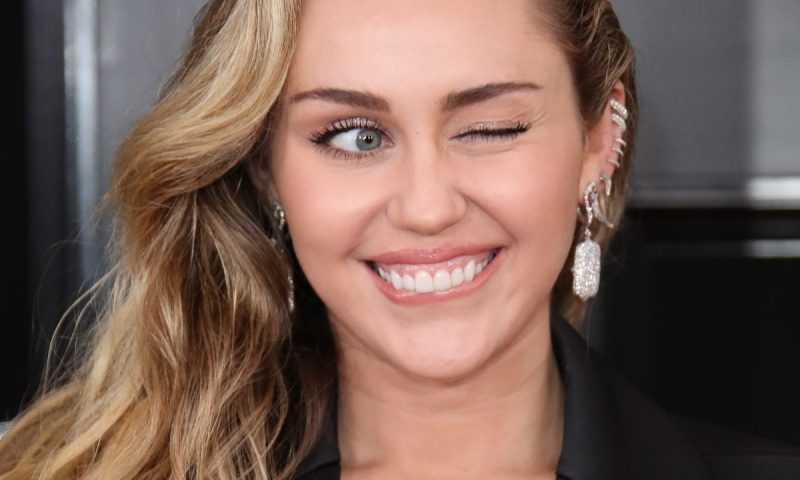 Tiếng hát Miley Cyrus – Nothing Breaks Like a Heart