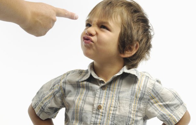 Làm cách nào để dạy một đứa trẻ “ngỗ nghịch”?