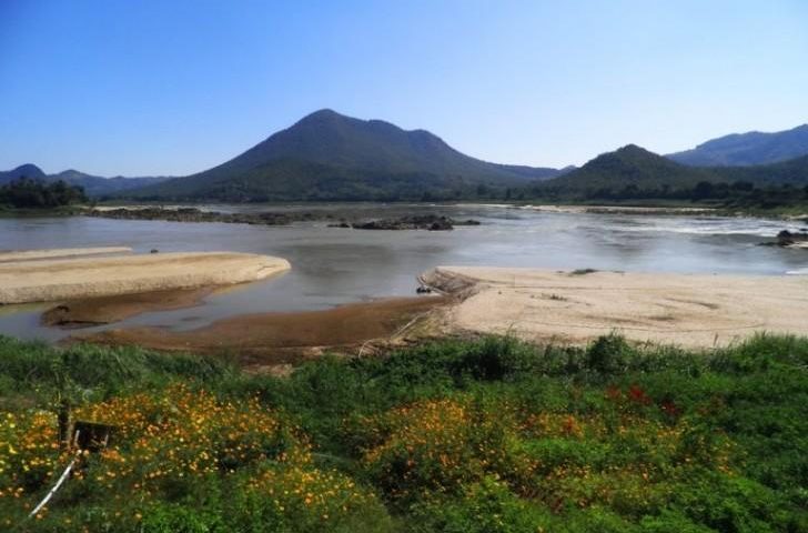 Giờ có thể lội bộ băng Mekong qua Lào!