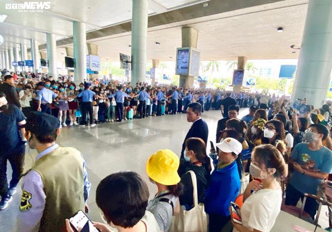 Đón sao Hàn giữa dịch Corona, không mong nhìn thấy bất kỳ một đám đông nào ngông cuồng như thế
