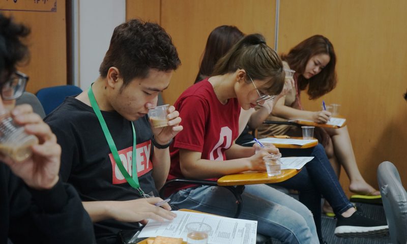 Nhân viên Tân Hiệp Phát tham gia thử sản phẩm mới