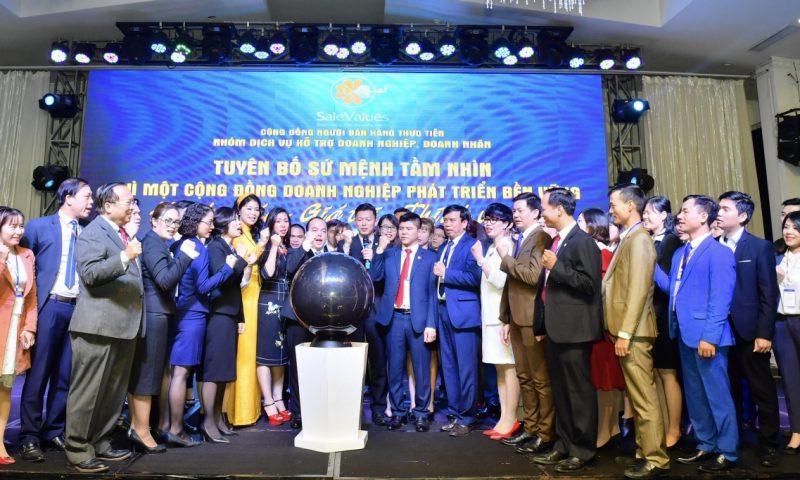 Cùng nắm tay nhau đi về phía trước