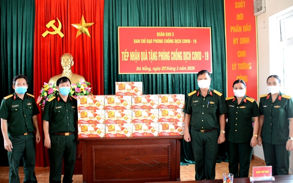 Quân khu 5 tiếp nhận 1.000 thùng nước giải khát hỗ trợ phòng, chống dịch Covid-19