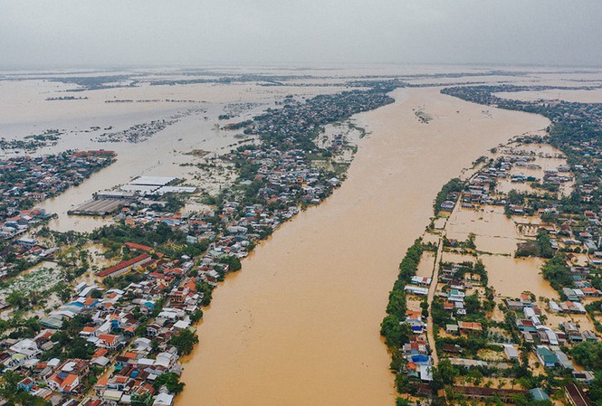 4 câu chuyện về tình người trong mưa lũ ở miền Trung
