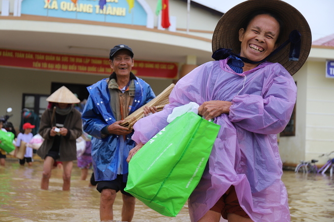 Tân Hiệp Phát cùng Quỹ Hy vọng trao quà cho đồng bào vùng lũ miền Trung