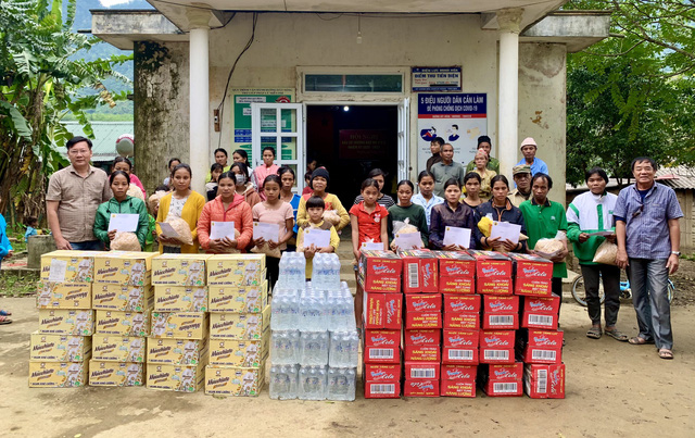 700 thùng NGK của Tân Hiệp Phát tới tay người dân vùng lũ