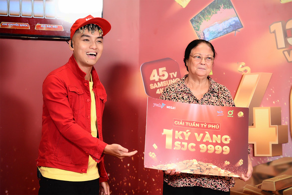 Khách hàng trúng 1kg vàng từ Mega1: ‘Sẽ trích một phần may mắn cho bà con miền Trung’