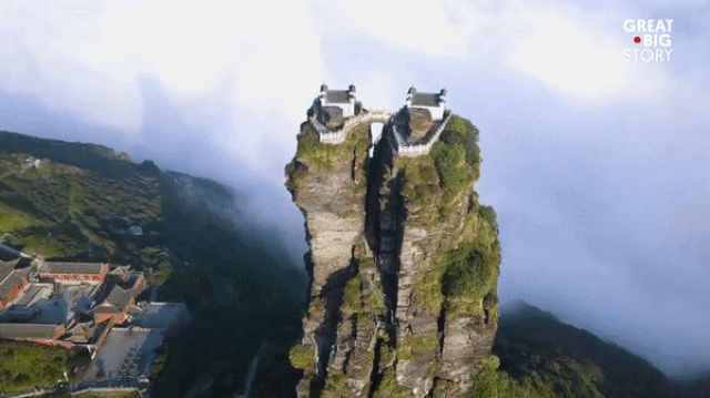Hai ngôi chùa cổ linh thiêng nằm “lơ lửng” giữa bầu trời