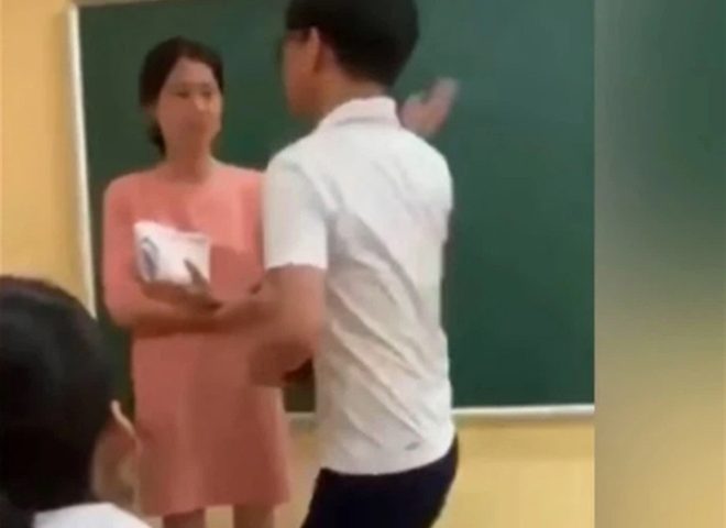Đau xót chi bằng cảnh thầy cô thấy trò hư không dám răn, trò hỗn phải giả điếc