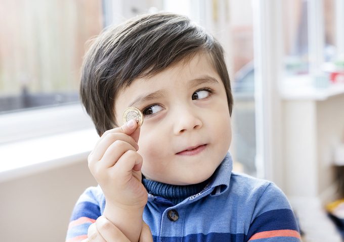 Có nên nói với con là ‘nhà mình nghèo’?