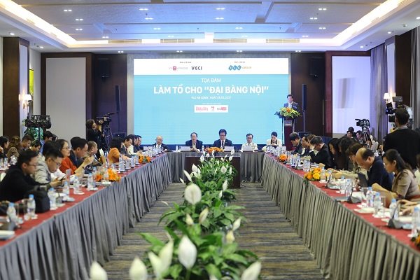 Sao chỉ làm tổ cho ‘đại bàng ngoại’ mà bỏ quên ‘đại bàng nội’?